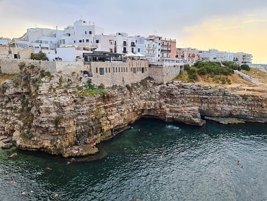 Italské městečko Polignano a Mare v Apulii